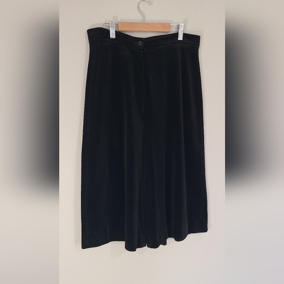 Elegant Black Wide Leg Culottes - Picture 4 of 8